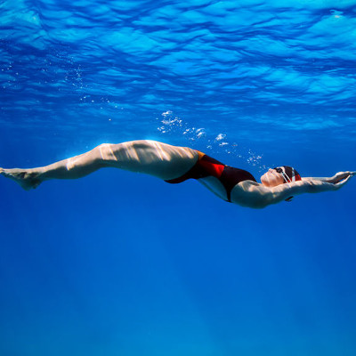 Personne nageant dans une piscine