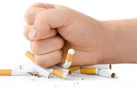 Main écrasant des cigarettes