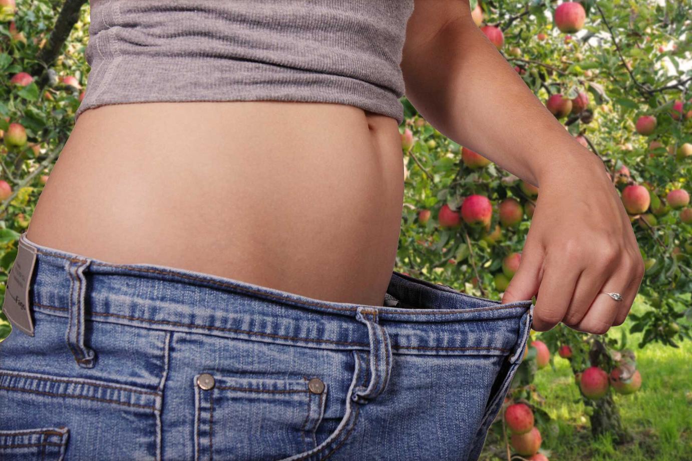 Femme dans un pantalon trop grand